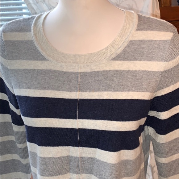 Sweater ,stitching that goes up front middle&back - Picture 3 of 9